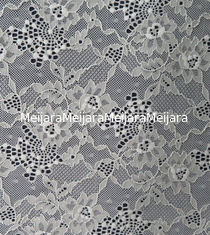 China Tela elástica do laço do Spandex &amp; do nylon com teste padrão de flor do trevo fornecedor