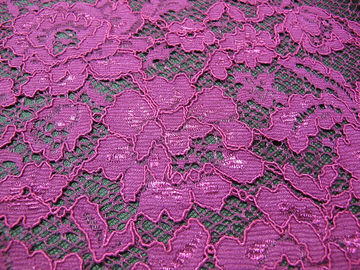O roxo elegante faz crochê o material de nylon de rayon da tela do laço da flor para o vestuário fornecedor